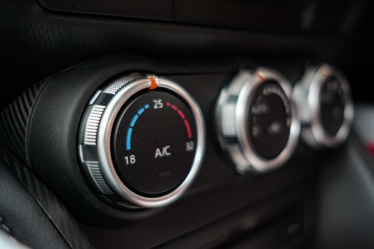 Ricarica climatizzatori auto a La Loggia alla carrozzeria Ideal Car Ricarica condizionatore auto a La Loggia alla carrozzeria Ideal Car